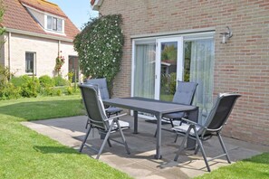 Outdoor dining - Beachside Retreat w/ BBQ (Breskens)