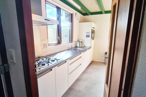 Kühlschrank, Mikrowelle, Herdplatte, Geschirrspüler
