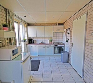 Fridge, microwave, oven, stovetop - House in Breskens near Beach and Lighthouse (Breskens)
