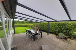 Outdoor dining - Cozy House in Breskens near Scenic Beaches (Breskens)