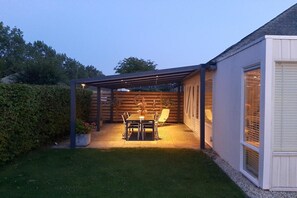 Outdoor dining - Cozy House in Breskens near Scenic Beaches (Breskens)
