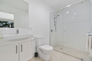 Douche, sèche-cheveux, serviettes fournies