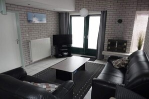 Smart TV, fireplace, DVD player