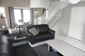 Smart TV, fireplace, DVD player