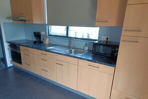 Cafetera y tetera, refrigerador, microondas y horno