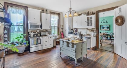 Dickinson Room by Main Street Bed & Breakfast