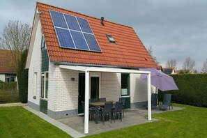 Outdoor dining - Holiday Home near Beach in Strandpark (Breskens)