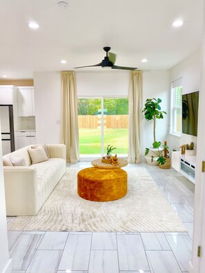 Smart-TV, Kamin, Videospiele, Bücher