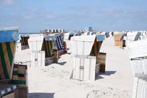 A beach with rows of beach huts. - Doppelhaushalfte in Ruhiger Lage (St. Peter-Ording)