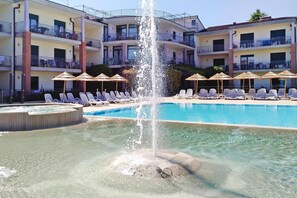 Outdoor pool - Residence Nettuno at Peschiera (Peschiera del Garda)