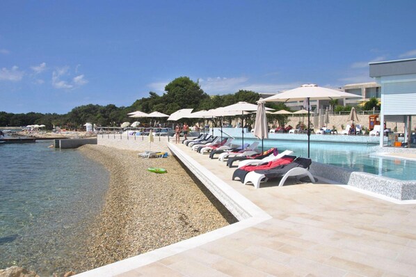 Apartment | Pool | Outdoor pool - Apartments in Villas Punta Skala With Beachpool (Zadar)