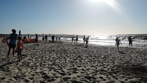 A beach with people walking and standing, and a clear sky. - House for 6 With Swimming Pool (Trzebiatow)