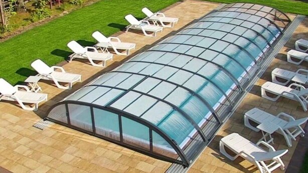 A covered swimming pool with lounge chairs arranged around it. - House for 6 With Swimming Pool (Trzebiatow)