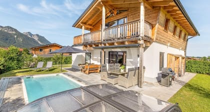 Chalet Alpenzauber mit Beheiztem Pool, Inzell