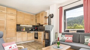 Una cocina moderna con armarios de madera, horno empotrado y estufa.