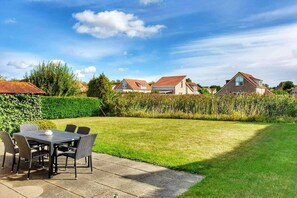 Outdoor dining - Bungalow in Breskens near Beach and Dunes (Breskens)
