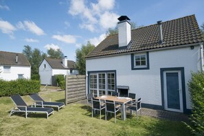 Outdoor dining - Holiday Home Breskens near Beach & Lighthouse (Breskens)