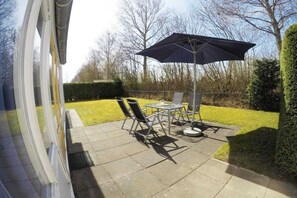 Outdoor dining - Holiday Home in Breskens near the Beach (Breskens)