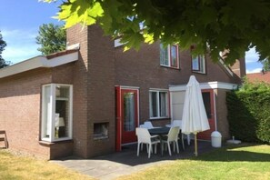 Outdoor dining - House in Breskens near the Beach (Breskens)