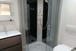 Shower - House in Breskens near Beach and Lighthouse (Breskens)