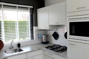 Geladeira, micro-ondas, fogão, cooktop