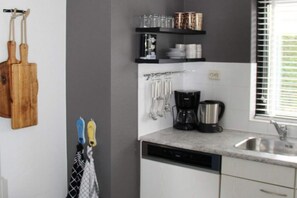 Fridge, microwave, oven, stovetop - Bungalow in Breskens near Beach and Lighthouse (Breskens)