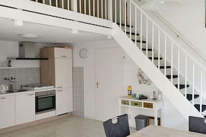 Coffee/tea maker, fridge, oven, stovetop
