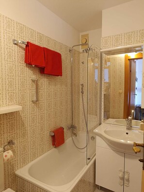 Sèche-cheveux, serviettes fournies, savon