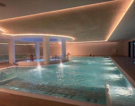 Una piscina techada, una piscina al aire libre