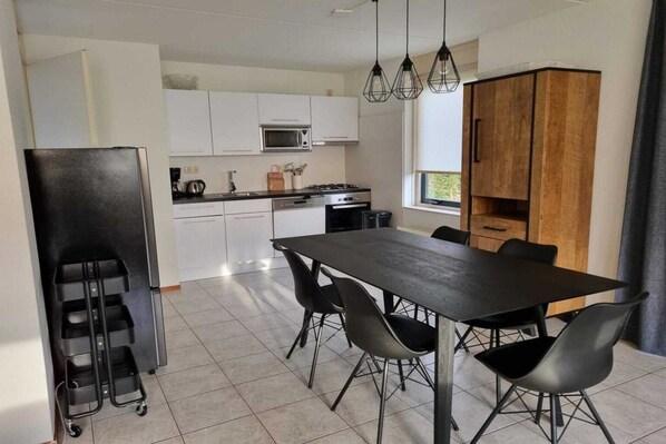 Fridge, microwave, stovetop, dishwasher - Detached House in Breskens near Dutch Coast (Breskens)