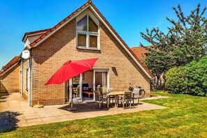 Outdoor dining - Bungalow in Breskens near Waterfront Beach (Breskens)