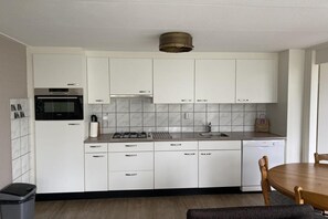 Kühlschrank, Mikrowelle, Herdplatte, Geschirrspüler