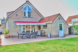 Outdoor dining - Spacious Stay Near the Sea (Breskens)