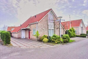 Exterior - Spacious Stay Near the Sea (Breskens)