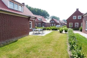 Outdoor dining - Holiday Home in Breskens near the Beach (Breskens)