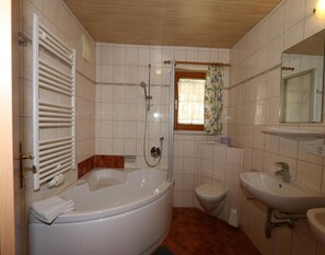 A bathroom with a bathtub, toilet, and sink. - Chalet in Grossarltal With Panoramic Views (Grossarl)