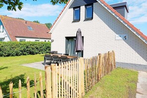 Outdoor dining - Bungalow in Breskens near the Coast (Breskens)