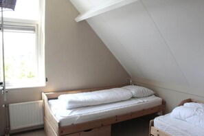 4 bedrooms, travel cot, free WiFi - Holiday Home Breskens near the Coast (Breskens)