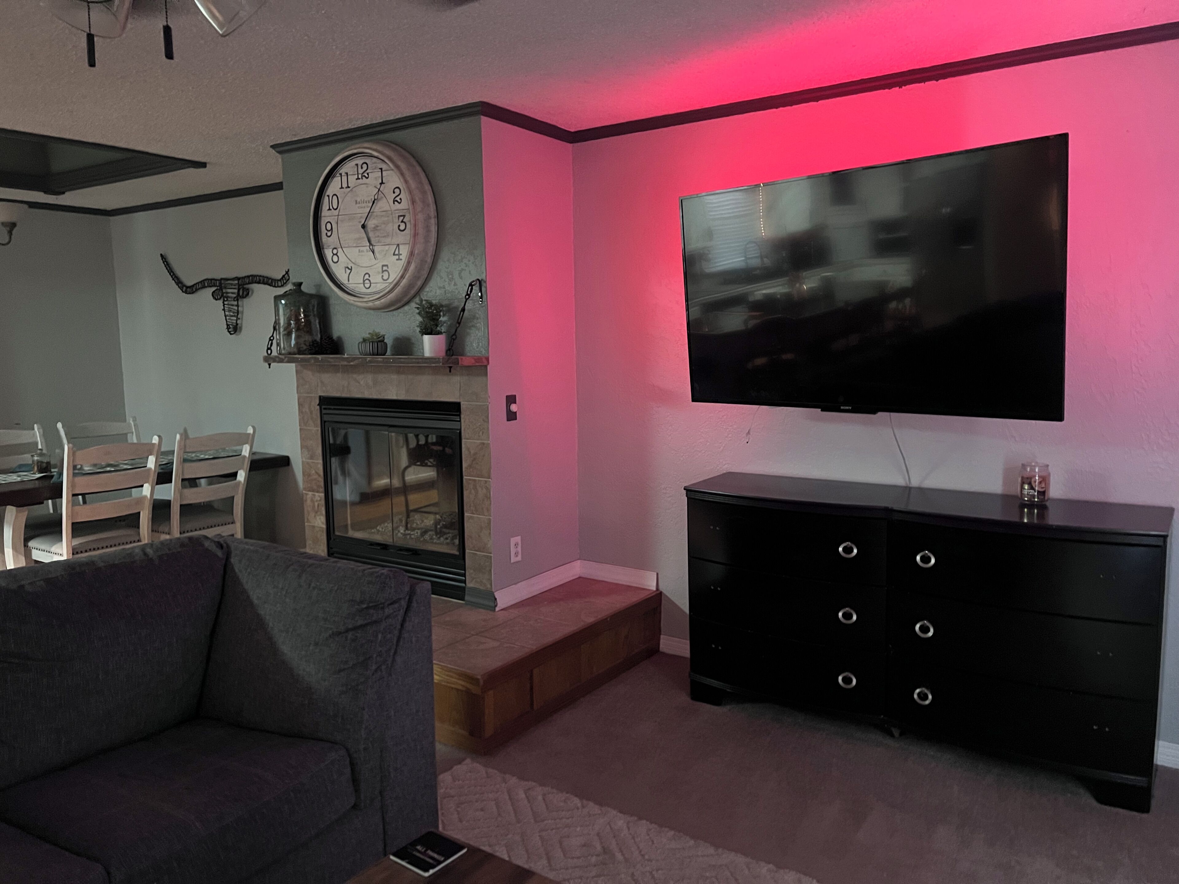 Smart-TV, Kamin, DVD-Player, Bücher