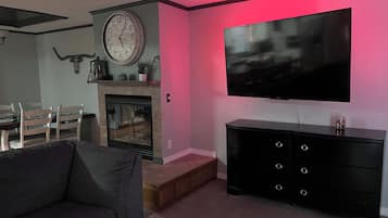 Smart-TV, Kamin, DVD-Player, Bücher