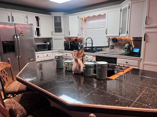 Charming 3-bedroom house in Newton -  Your Home Away From Home!