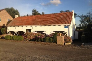 Exterior - Dike House near Breskens with Stream Garden (Hoofdplaat)
