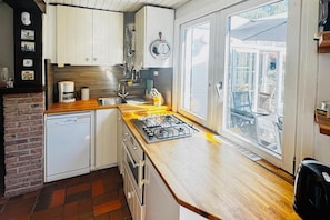 Fridge, microwave, stovetop, dishwasher