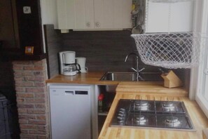 Frigorífico, microondas, placa de cocina y lavavajillas