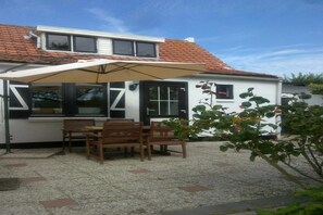 Outdoor dining - Dike House near Breskens with Stream Garden (Hoofdplaat)