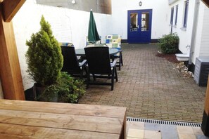 Outdoor dining - Historic Cottage w/ Garden (Breskens)