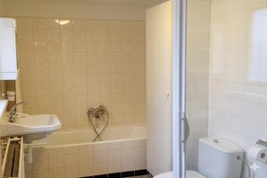 Shower - Historic Cottage w/ Garden (Breskens)