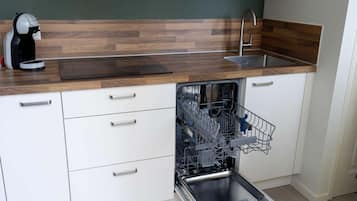 Réfrigérateur, micro-ondes, plaque de cuisson, lave-vaisselle