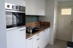 Réfrigérateur, four à micro-ondes, surface de cuisson, lave-vaisselle