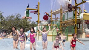 Un parc aquatique où des enfants jouent dans l’eau.